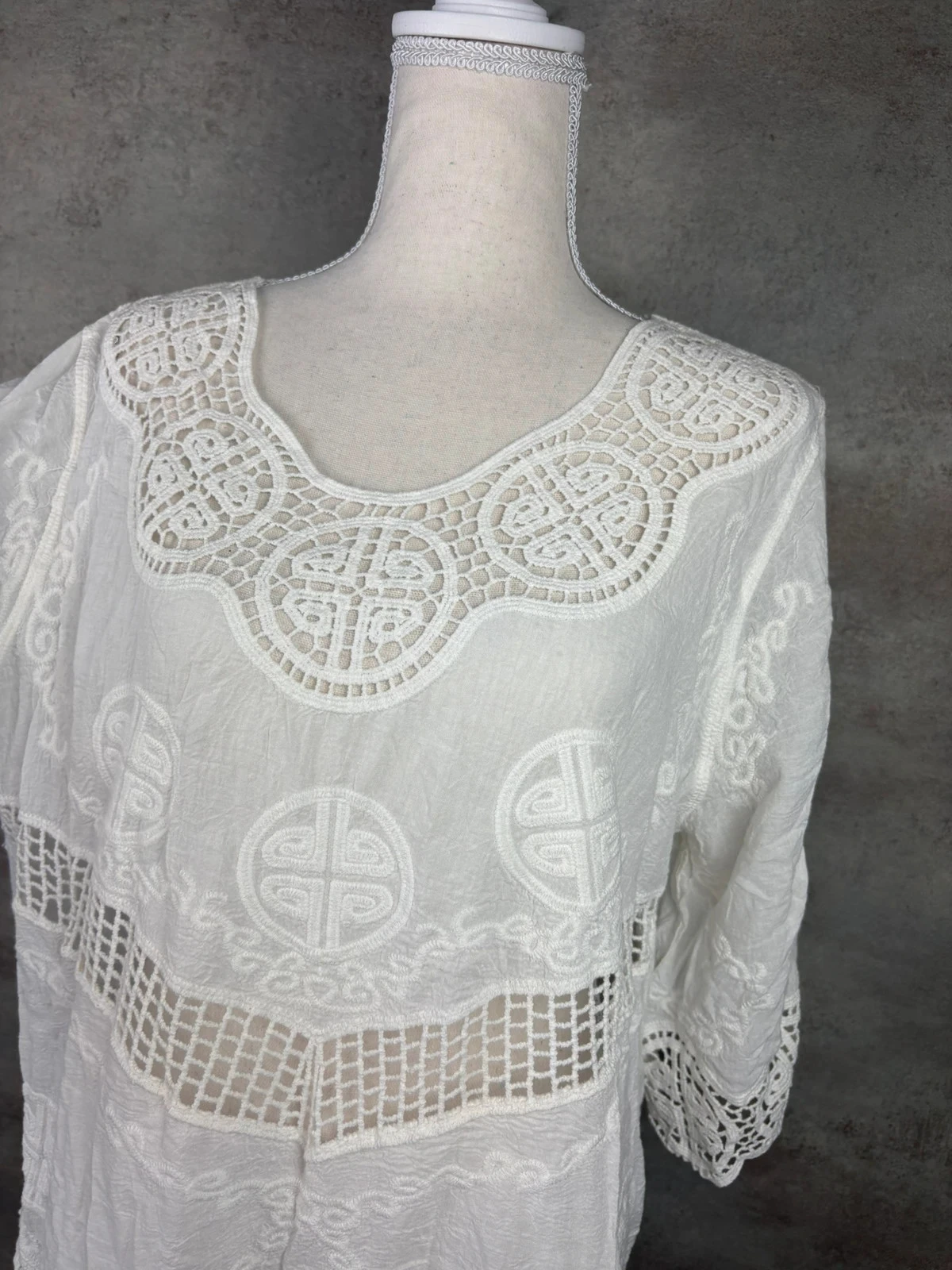 ✿ White blouse with embroidered patterns Size 40/L ✿ – photo 2